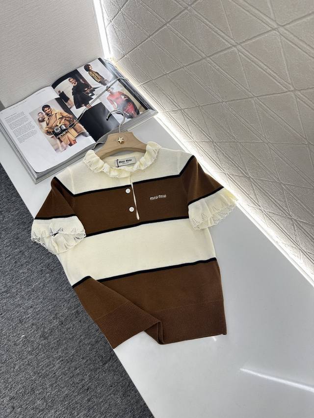 Miumi*2025新品上架 花边条纹针织短袖 定制Yb羊毛纱线织造 弹力舒适 透气好穿 针织短袖剪裁 纽扣半开襟设计方便调节 美化头肩比例更显瘦 领口与袖口呼
