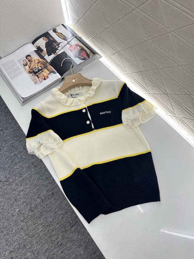 Miumi*2025新品上架 花边条纹针织短袖 定制Yb羊毛纱线织造 弹力舒适 透气好穿 针织短袖剪裁 纽扣半开襟设计方便调节 美化头肩比例更显瘦 领口与袖口呼