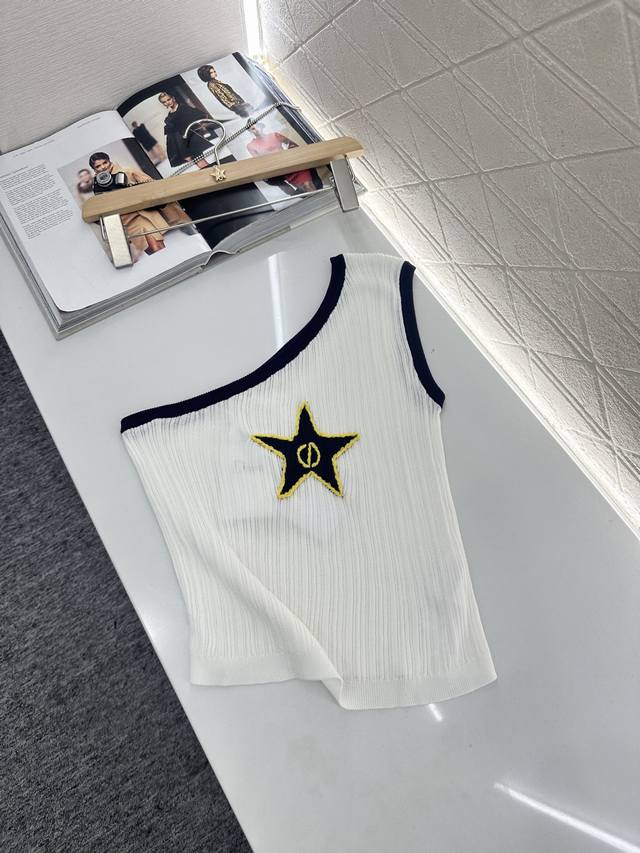 Dio*2025新品上架 五角星斜肩针织背心 定制Yb羊毛纱线织造 舒适软糯 弹力十足 斜肩针织背心版型 单侧斜肩领口 竖坑条肌理以撞色包边包裹固定 提升露肤度