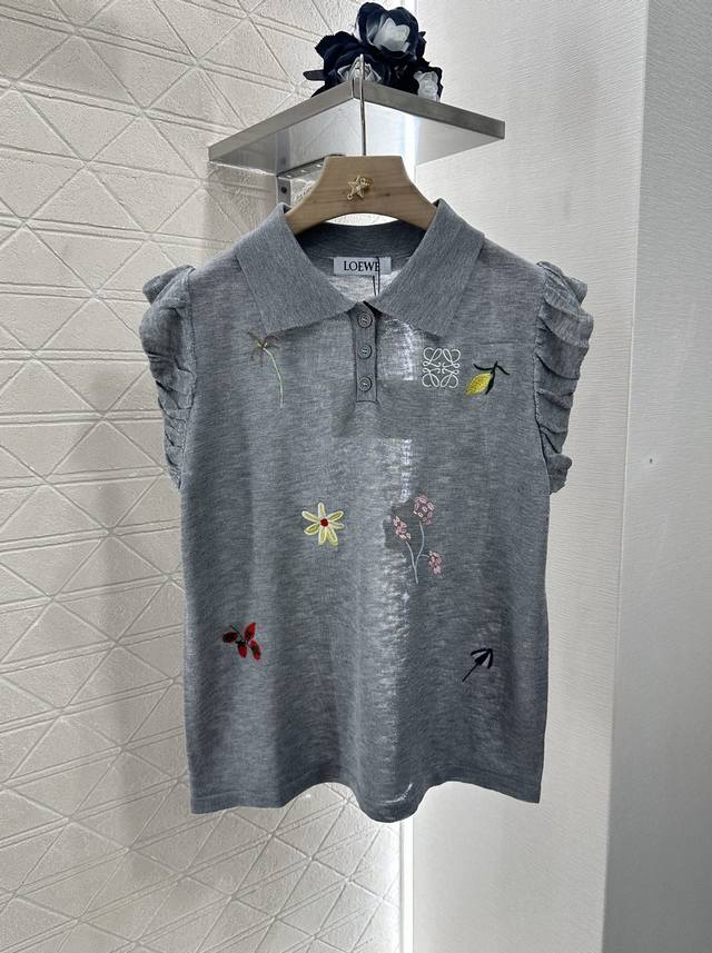 Loew*2025新品上架 木耳袖翻领针织背心 定制Yb亚麻纱线织造 细腻柔软 弹力十足 精致翻领背心版型 袖口以立体木耳褶皱花边勾勒 细节满分 基础款式配合大