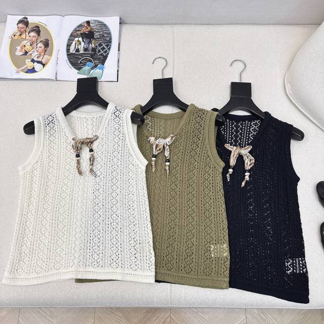 Miu 25Ss 春夏最新款腰果花丝巾装饰无袖针织背心必备减龄的学院风～～比较日常百搭的款式 包容性很强不挑身材 随意搭配叠穿都很有氛围感～精美不容错过的休闲单