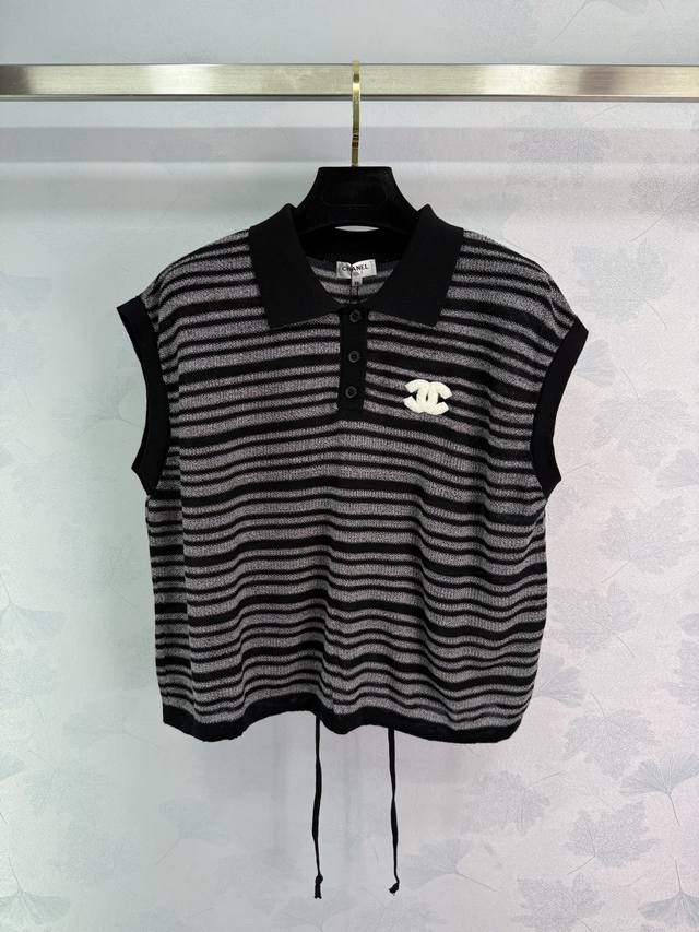 Ch*25夏季新款条纹针织背心 黑白撞色设计 Polo领配双C Logo 简约大方 针织面料柔软舒适 后背抽绳设计修身显瘦！1色3码Sml T226B.
