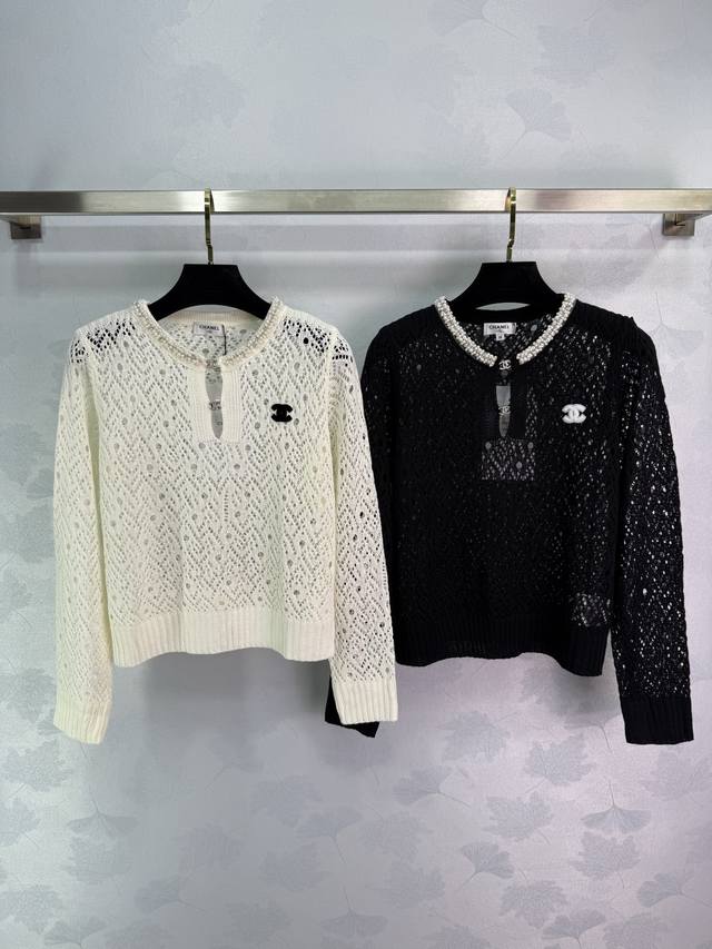 Chanel*2025早秋新款镂空针织衫 精致双C Logo点缀 镂空设计很有质感 珍珠领口很特别 配合字母装点 彰显高级定位和时尚调性 打造时髦氛围感 让风格