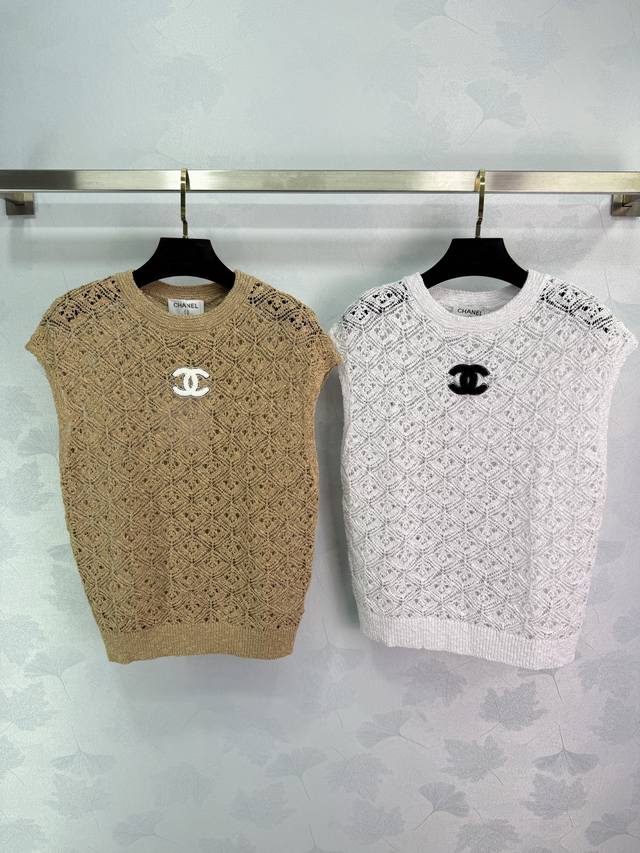 Chanel*2025春夏新款镂空针织背心 胸前精致双C刺绣点缀 面料柔软舒适 镂空设计透气不闷热，搭配裙子裤子都很好看！2色3码Sml T226B.