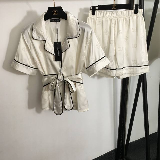 款号 5743 Dg*新款家居风睡衣套装，植绒字母系带收腰短袖衬衣+松紧腰短裤，白色，蓝色，黑色，S-Xl， M码；肩宽42，胸围104，袖长22，衣长56；腰