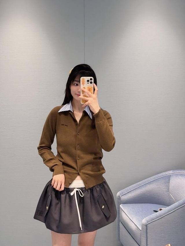Miumi* 25Fw早秋新款 字母提花衬衫领针织开衫丨独家高版出品！定染羊绒羊毛材质 自带朦胧的仙意，轻松就能穿出法式的精致浪漫～橄榄绿上身提亮肤色，显白显瘦