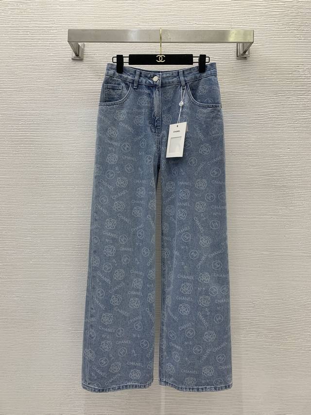 款号G25060724 Chane*新款 高端定制水洗棉面料、圆圈字母Logo山茶花印花宽松时尚直筒阔腿牛仔裤长裤！浅蓝色，34.36.38 36码：腰围72，