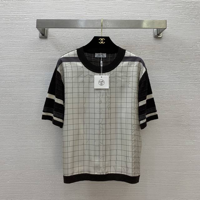 款号G25032917 Hermè*新款 高端定制面料19姆米100%真丝斜纹绸拼接格纹针织面料、格子印花圆领套头短袖针织衫P！ M码：肩宽44，胸围104，袖