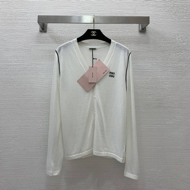 款号G24110432 Miumi*缪家新款 胸前字母Logo刺绣标志Pv领薄针织开衫P！白色、黑色、驼色、灰色、 L码：胸围92，袖长63，衣长63