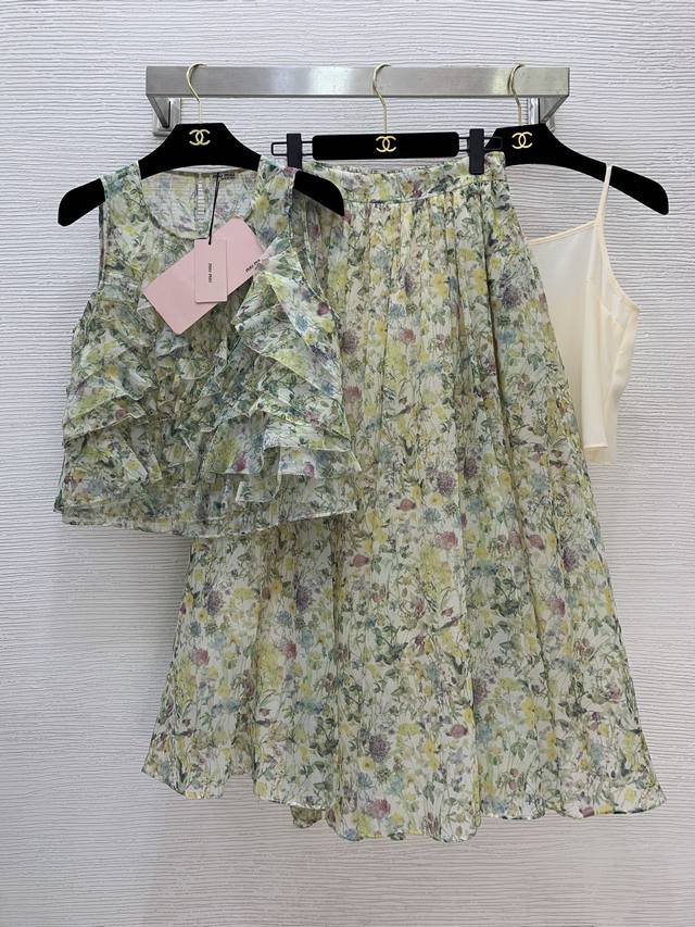 款号G25071134 Miumi*缪家新款高端定制田园风小碎花时尚两件套装！重工压褶层层荷叶边拼接无袖Pp纯色桑蚕丝吊带内搭打底衫蓬蓬大裙摆长款半身裙！ L码