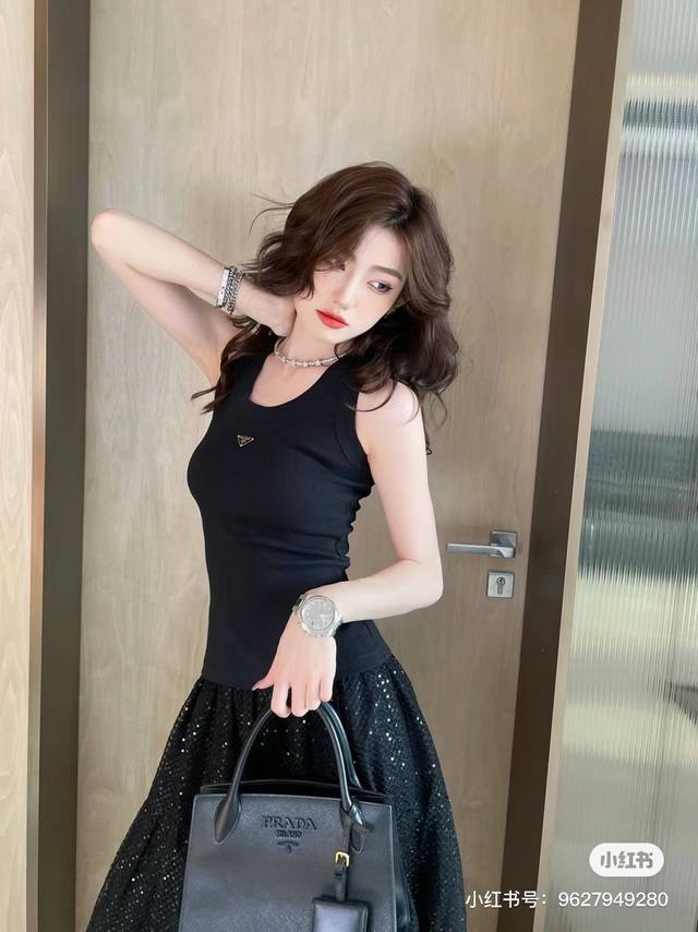 款号D24011038 Prad*新款 高端定制品质胸前三角标Logo标志修身显瘦圆领无袖Pp！黑色、白色， M码：胸围70，衣长55面料高弹