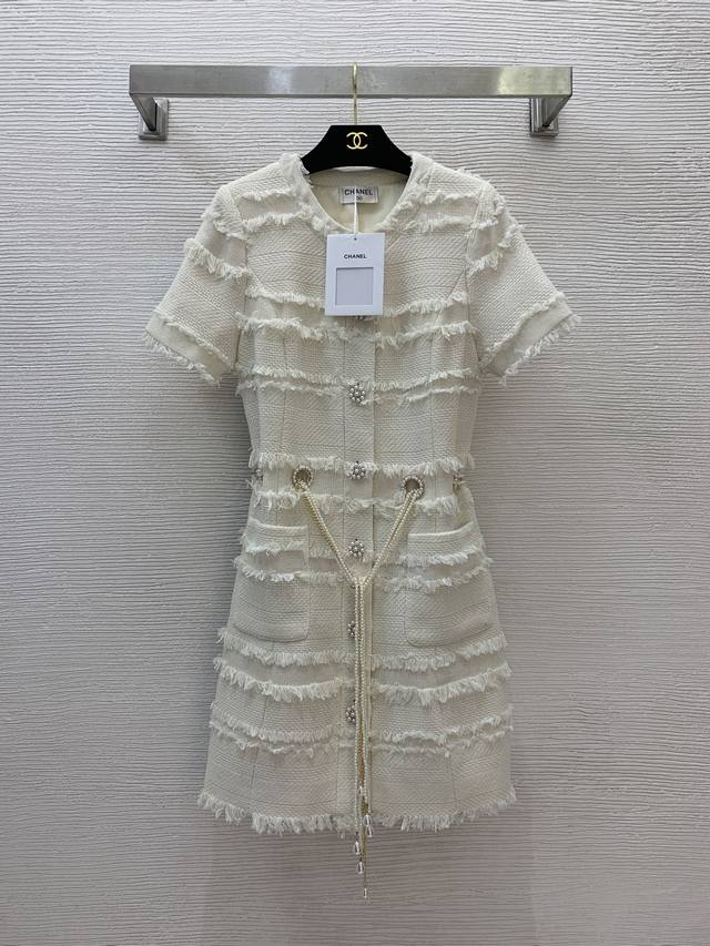款号G25040937 Chane*L新款高端定制 条纹流苏粗花呢面料、气质名媛小香风珍珠花扣腰部抽绳收腰设计系扣开襟短袖连衣裙！米白色， M码：胸围90，袖长