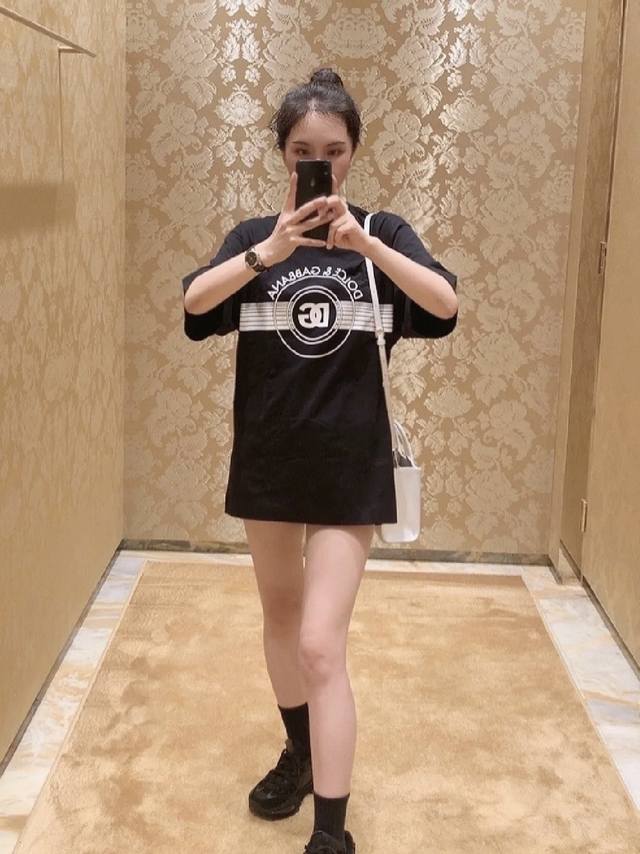 款号D24081294 杜嘉班纳Dg新款 定制优质纯棉面料胸前字母Logo印花宽松休闲短袖T恤衫！白色、黑色、 M码：肩宽50，袖长22，胸围104，衣长71