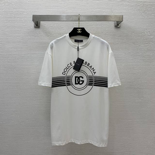 款号D24081294 杜嘉班纳Dg新款 定制优质纯棉面料胸前字母Logo印花宽松休闲短袖T恤衫！白色、黑色、 M码：肩宽50，袖长22，胸围104，衣长71