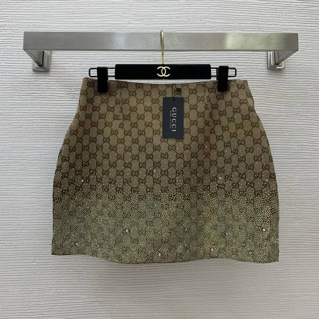 款号D25031287 Gucc*新款 经典互扣Gg提花面料高级感重工彩钻烫钻装饰高腰显瘦A字短裙半身裙！ M码：高腰围68，臀围94，裙长37