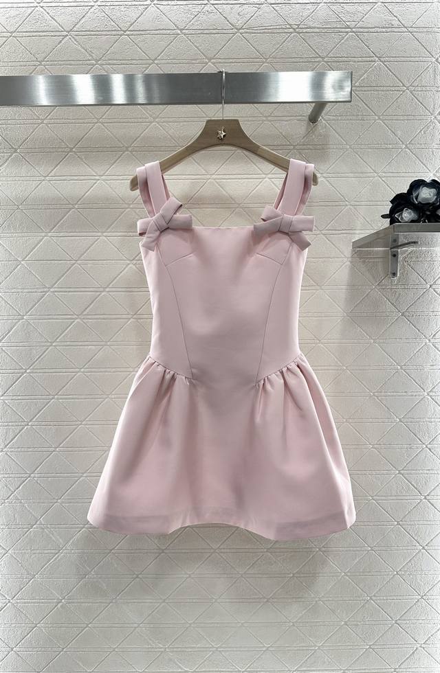 Jory*2025新品上架 吊带蝴蝶结连衣裙 定制Yb进口材质 质感光泽 挺括有型 吊带公主蝴蝶结连衣裙版型 平口领口修饰肩颈遮副乳 背带处对称立体蝴蝶结装饰