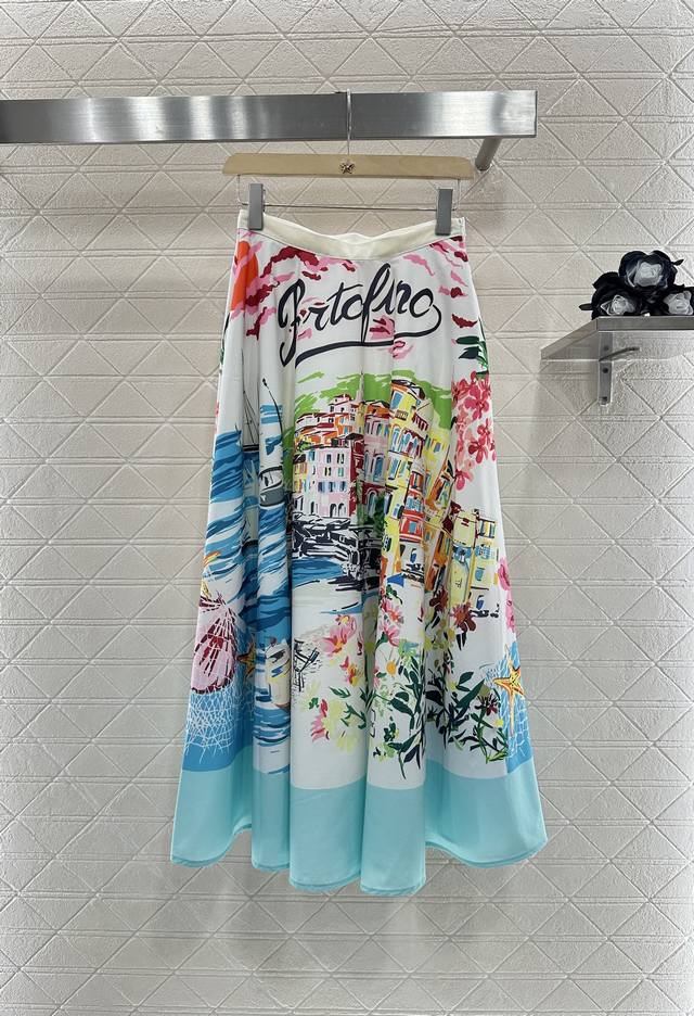 Dio*2025新品上架 印花城市街景半裙 定制Yb进口斜纹稠材质 质感光泽 垂顺舒适 高腰半身裙剪裁 微A字压褶伞状大摆设计 上身充满慵懒风情气息 通体满印手