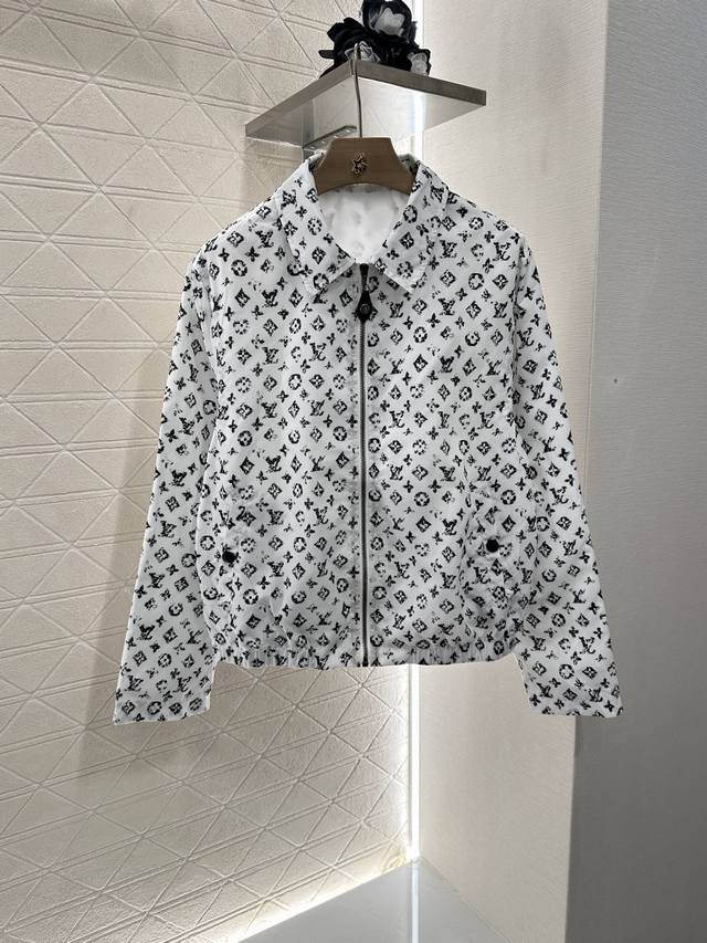 Louis Vuitto*2025新品上架 拉链翻领外套 定制Yb进口斜纹稠材质 质感光泽 轻薄防晒 翻领拉链夹克裁剪 按扣口袋搭配基础廓形耐看高级 通体满印磨