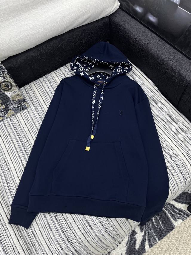爆款现货 原版定制 Lv｜25早秋经典带帽卫衣 干净利落的裁剪，落肩宽松慵懒版型 面料厚实挺阔有型，袖口弹力螺纹设计 多种穿搭 宽松舒适无束缚感，满满的随性酷辣