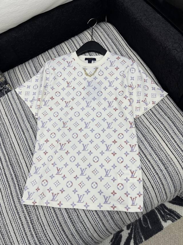 爆款现货 原单品质 Lv*｜25新品渐变色印花短袖T恤 精致常规版型上身巨显瘦！ 定制最新老花印花 低调奢华！ 时髦精必备单品解锁所有穿搭！ 认准我家品质！经典