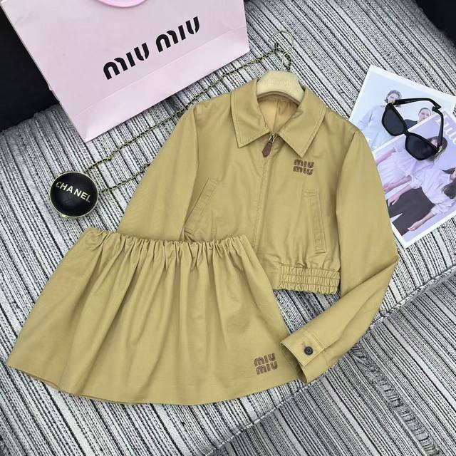 强烈推荐 25年早秋系列 Miu*新款翻领长袖短款外套搭配松紧腰短半裙套装 皮字母贴布绣点缀 Sml
