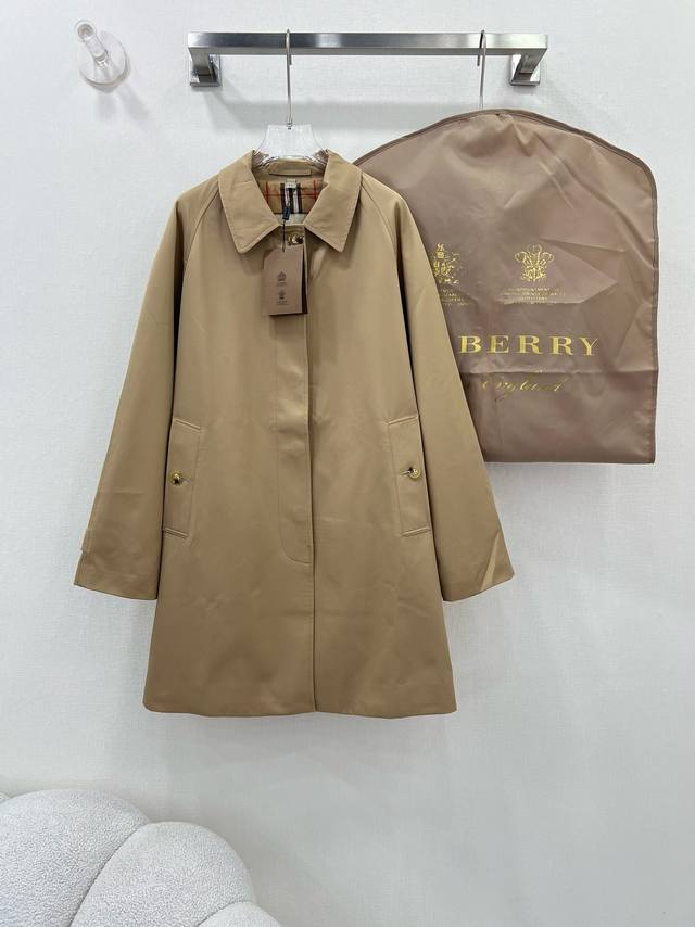 Burber*Y 博 柏利经典咏流传 卡母登风衣 科版型轻便风衣利落简约单排扣直版剪裁版型 轻松打造叠搭效果。采用英伦精纺棉质防风雨嘎巴甸面料，搭配Vintag