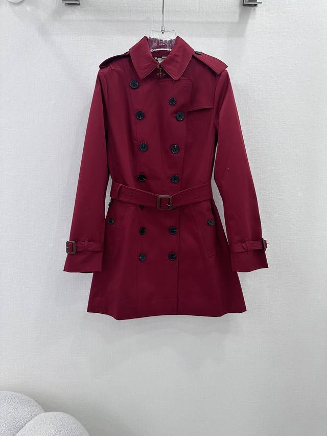 Burberry 巴宝莉 秋冬新款 官网同步，桑德林版型剪裁中长款 Trench风衣进口棉质嘎巴甸防渗水面料质感硬挺有型！搭配Vintage 复古格纹内衬。利落