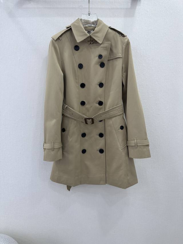 Burberry 巴宝莉秋冬新款 官网同步，桑德林版型剪裁中长款 Trench风衣进口棉质嘎巴甸防渗水面料质感硬挺有型！搭配Vintage 复古格纹内衬。利落修