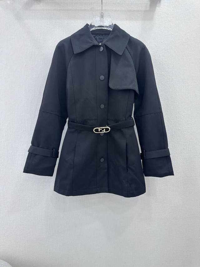 Fend*芬 迪 早秋新品。宋慧乔气质长款腰带风衣气质翻领挡风搭片设计时髦又高级！配送开膜五金扣腰带。随性优雅干练又帅气！3D立体剪裁完美H版型上身气场全开。出