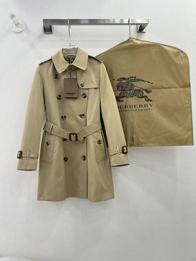 Burberry 巴宝莉 经典肯辛顿短款风衣进口英国纺织棉 防渗水 嘎巴甸面料 质感立挺有型！现代解构主义利落修身剪裁，极简帅气的时髦高级感！Vintage格纹