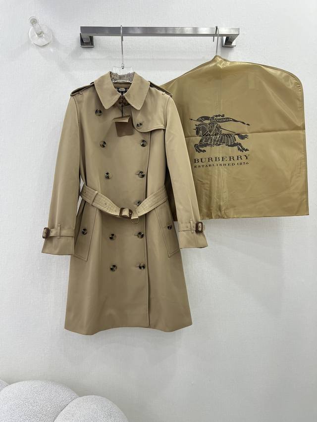 Burberry 巴宝莉 经典肯辛顿中长款风衣进口英国纺织棉 防渗水 嘎巴甸面料 质感立挺有型！现代解构主义利落修身剪裁，极简帅气的时髦高级感！Vintage格
