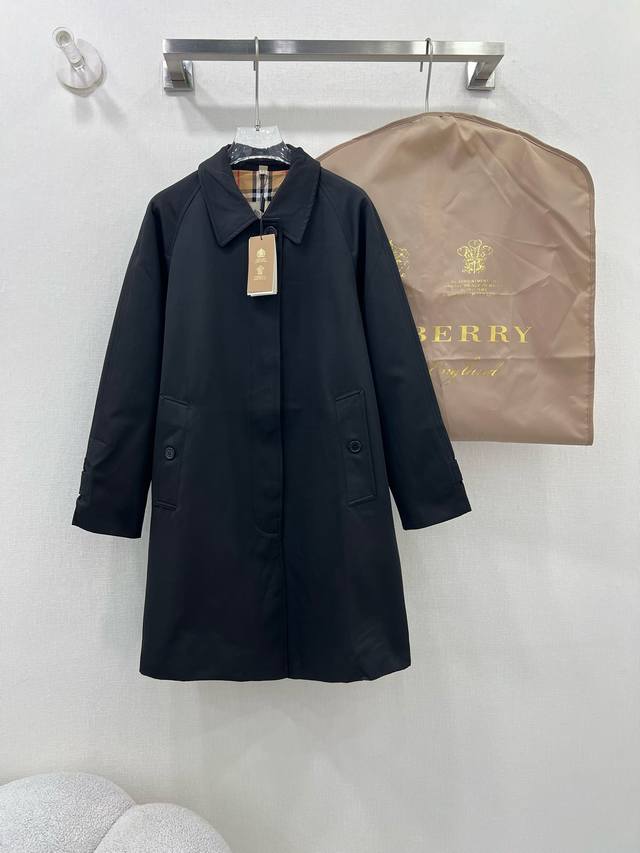 Burber*Y 博 柏利经典咏流传 卡母登风衣 科版型轻便风衣利落简约单排扣直版剪裁版型 轻松打造叠搭效果。采用英伦精纺棉质防风雨嘎巴甸面料，搭配Vintag