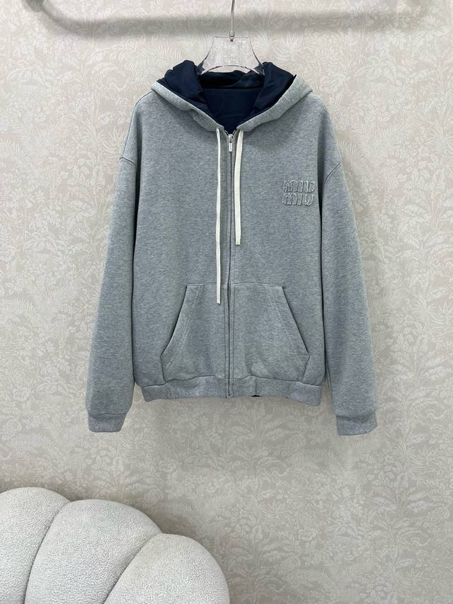 Miumi*25新款系知识分子时髦风Overzise连帽卫衣外套！双面可穿设计，格蕾系灰色卫衣面料拼接海军蓝记忆丝面料！男女同款宽松版型上身绝绝子！复古风甜妹减