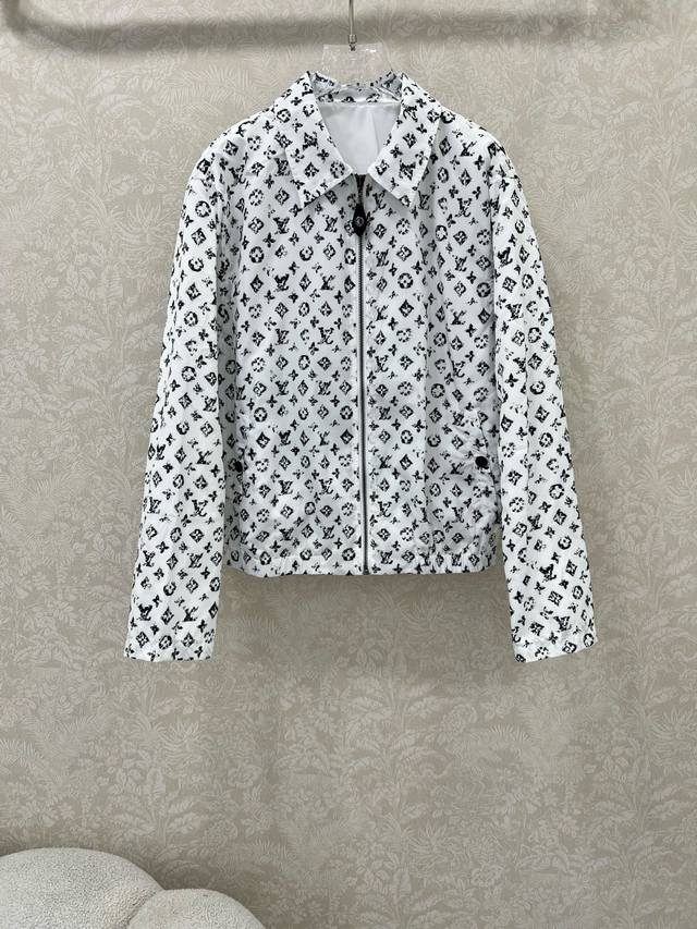 Louis Vuitto*25新款翻领老花印花冲锋夹克外套 定制Yb进口冲锋尼龙材质 透气舒适 质感十足 大身通体以印花满铺作为亮点 字母徽标与四叶草元素相得益