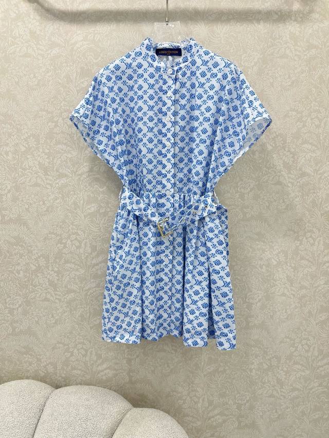 Louis Vuitt*N 25新款小立领坎肩连衣裙 Monogram马卡龙老花印花连衣裙 超美腻的花色 低调又时尚奢华 搭配本布腰带可收腰可宽松 版型上身减龄