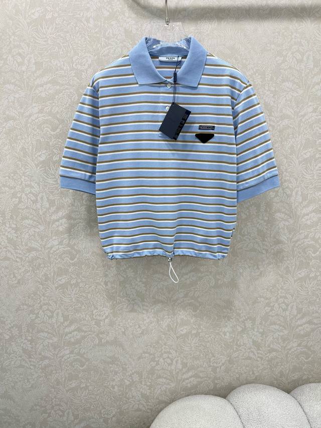 Prad*25新品！翻领Polo短袖T恤 衣摆松紧抽绳设计 螺纹拼色蓝白条纹撞色休闲帅气又时髦！字母标签Logo低调奢华，经典宽松版型百搭不挑人上身美的不要不要
