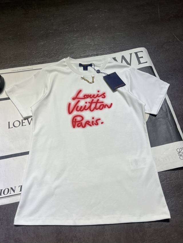 Louis Vuitto* 新款 链条圆领印花短袖T恤丨独家Yb开发！高版出品！常规短袖T恤裁剪 凸显品牌格调 采用克重纯棉制成 垂坠感十足 呈现显瘦视觉效果