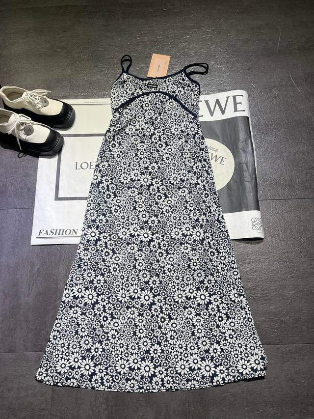 Miumi* 新款 黑白碎花挂脖连衣裙丨独家Yb开发！高版出品！重磅丝质感飘逸轻盈 暗扣挂脖设计 直筒裙摆优雅高级又时髦 又欲又纯的气质减龄单品 版型不挑人P身
