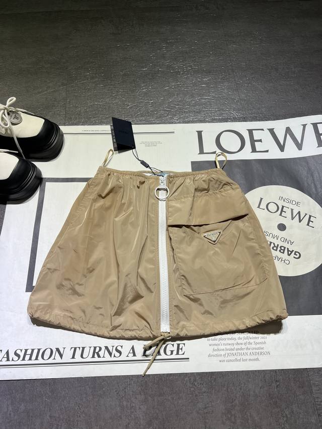 Prad*普拉达25新款女士尼龙休闲拉链金属Logo短裙P出货，一套拿分开，P身超好看，人手必备款，现货Sml