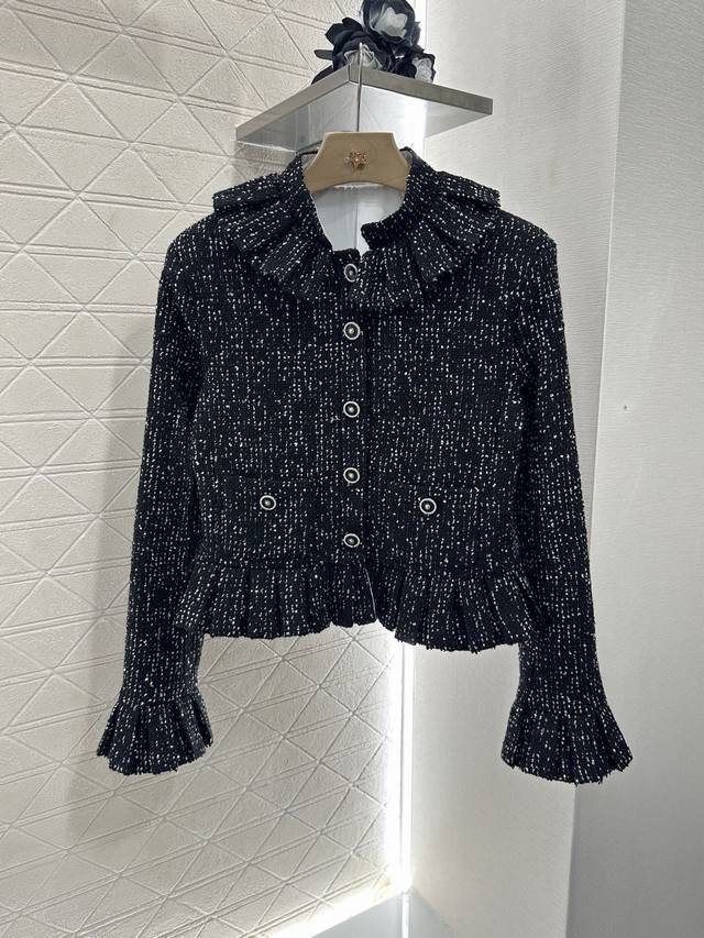 Chane*2025新品上架 木耳花边翻领洋装半裙套装 定制Yb进口粗纺羊毛呢材质 质感高级 品相十足 花边翻领洋装外套版型 领口袖口和衣摆点缀立体木耳边 打造