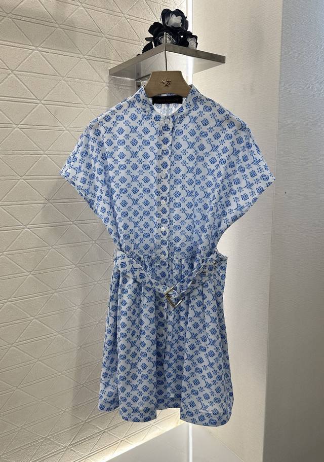 Louis Vuitto*2025新品上架 印花腰带阔袖连衣裙 定制Yb进口斜纹稠材质 质感舒适细腻 阔袖腰带连衣裙版型 裁剪利落修身 修饰比例线条 小立领纽扣