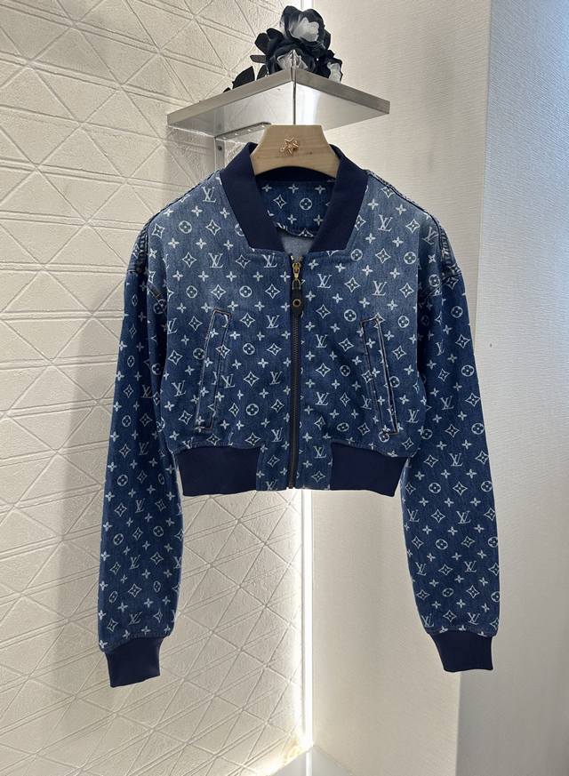 Louis Vuitto* 2025新品上架 激光牛仔夹克半裙套装 定制Yb斜纹棉牛仔材质 酵素水洗 呈现复古单宁牛仔蓝 质感挺括有型 螺纹弹力包边贴合收紧更飒