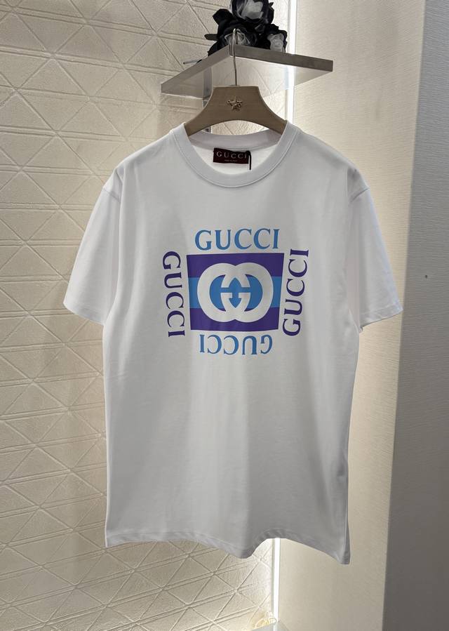 Gucc*2025新品上架 印花圆领 定制Yb原生全棉材质 透气舒适 质感十足 宽松短袖T恤裁剪 凸显品牌格调 采用克重纯棉制成 垂坠感十足 呈现显瘦视觉效果