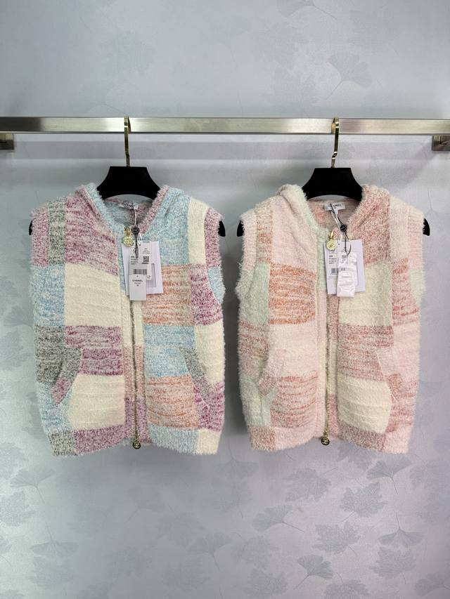 Ch*25A新款拉链连帽马甲 特种纱泡泡格纹工艺 手感柔软舒服 金色双C扣点缀，宽松H版型显瘦！2色3码Sml