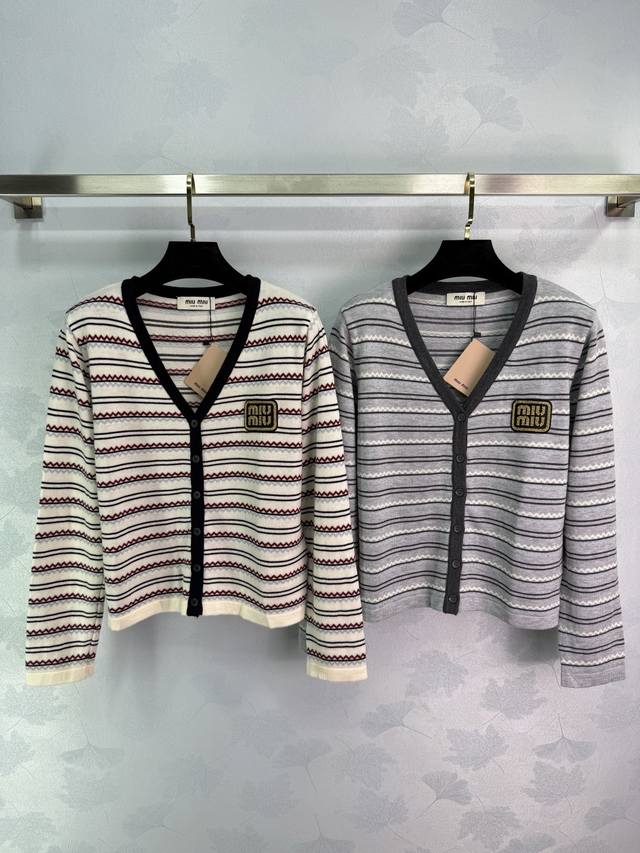 Miu*2025春夏新款条纹针织开衫 米白配黑边和灰色配深灰边 V领设计 胸前有品牌Logo刺绣，风格俏皮减龄 层次效果更丰富 日常出行或聚会轻松驾驭！2色3码