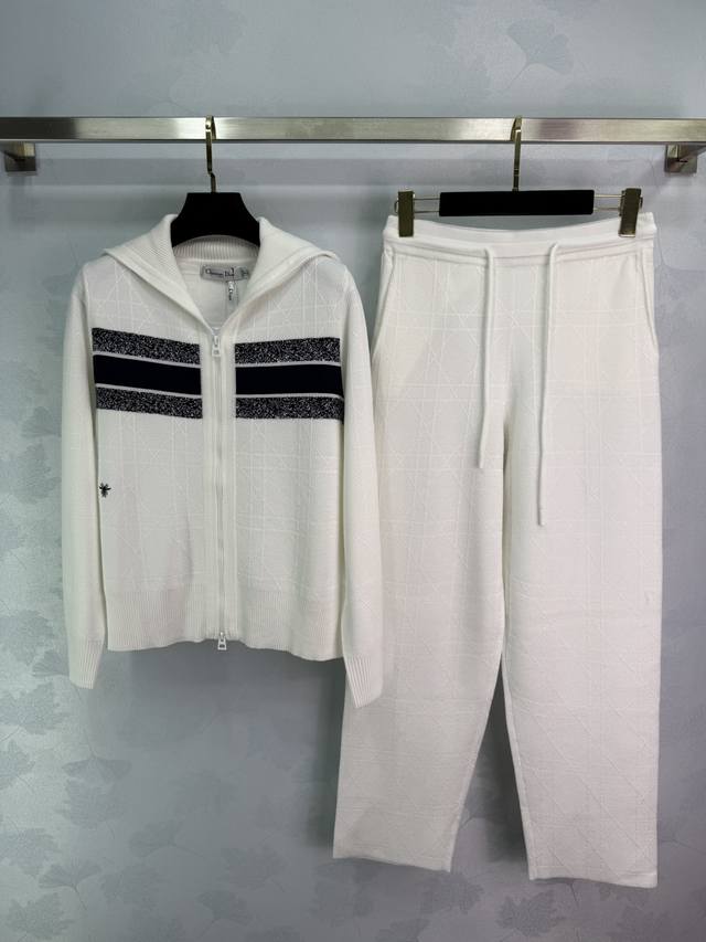 Dior*蜜峰刺绣针织套装 时尚懒人成套穿青春洋溢活力减龄不必费心已，高级的休闲感，对身材无要求，谁穿谁有型！上衣打造为连帽卫衣造型设计悠闲随性小宽松的版型超显