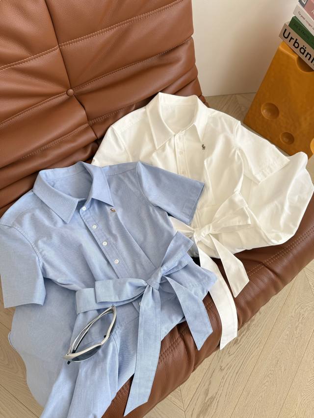 经典休闲穿搭 25新品 彩色小马刺绣衬衫连衣裙 采用薄款牛津棉面料 有挺阔感又不会闷热 系腰带设计 搭配立体的裙摆 上身很显瘦 实穿不挑人 度假或者通勤皆可 彩