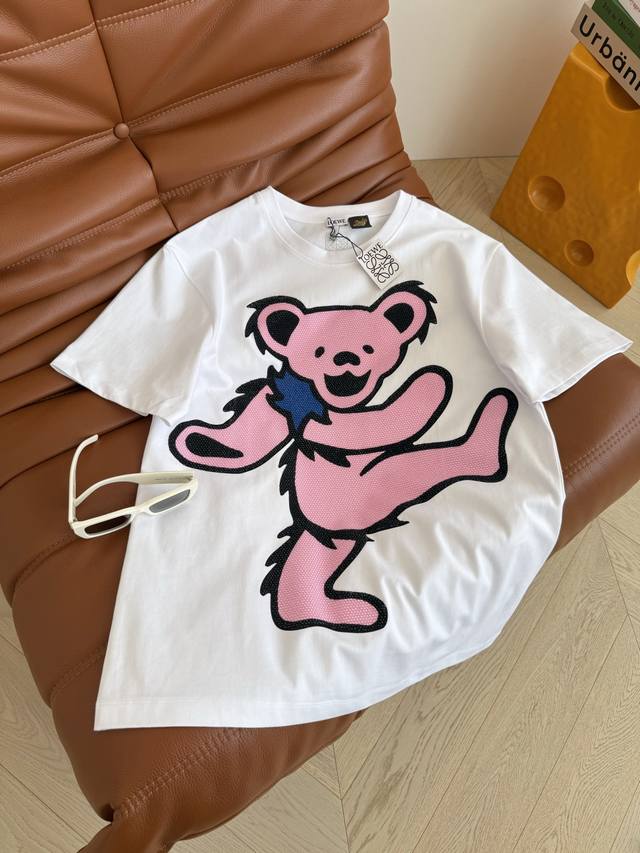 重工款 25新品 联名款小熊图案烫钻T恤 Bling Bling满钻工艺 快乐粉色小熊 穿上身心情都变好了 童趣减龄 版型是宽松的剪裁 面料有挺阔感 完全不挑身