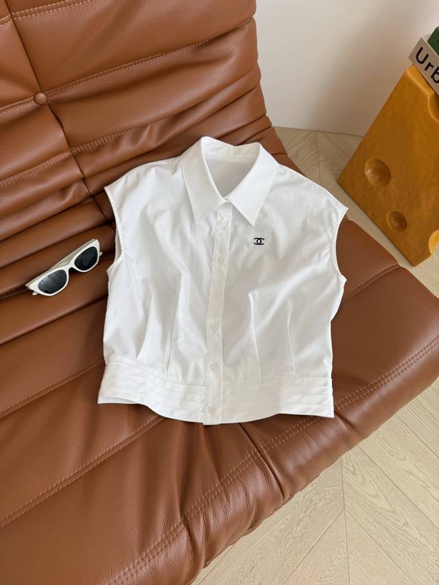 日常穿搭推荐 25新品 双C刺绣图案小飞袖衬衫 百搭白衬衫 日常出街推荐 短款版型 小飞袖设计遮住手臂肉肉 显得肩线完美 下摆是风琴百褶设计 很有腔调感 属于怎