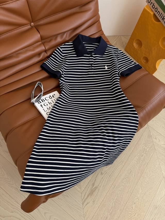 时髦一件式裙子 25新品 小马刺绣翻领Polo连衣裙 有种随便穿穿都时髦有腔调的味道 轻松打造休闲老钱感觉 版型是微收腰的剪裁 上身更加修饰整个身材 藏肉又显瘦